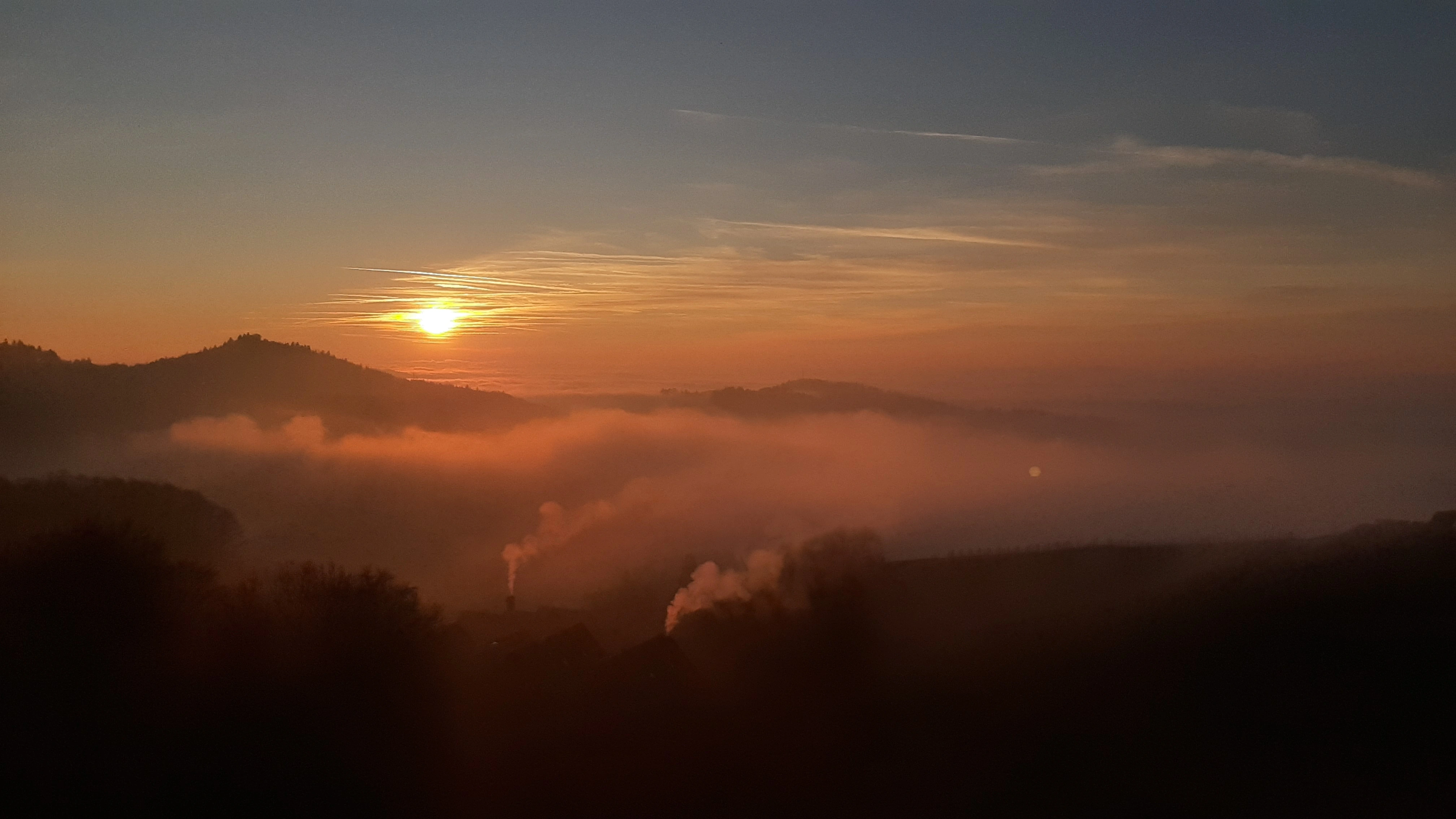 Zonsondergang met nevelen in Sasbachwalden